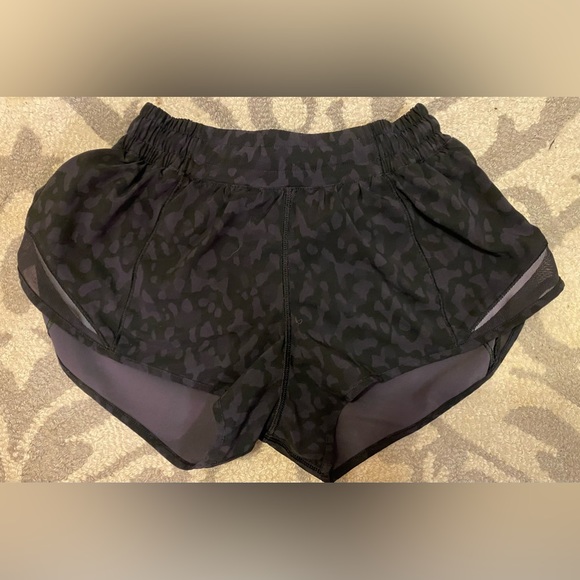 Lululemon Hotty Hot 2.5 lowrise shorts in Heritage Camo - Picture 1 of 3